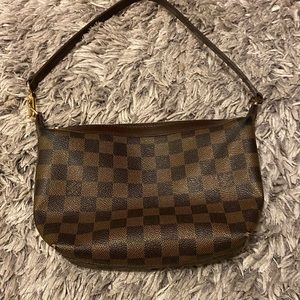 - 100%Authentic!
**reasonable offers considered**
Illovo PM bag by Louis V…